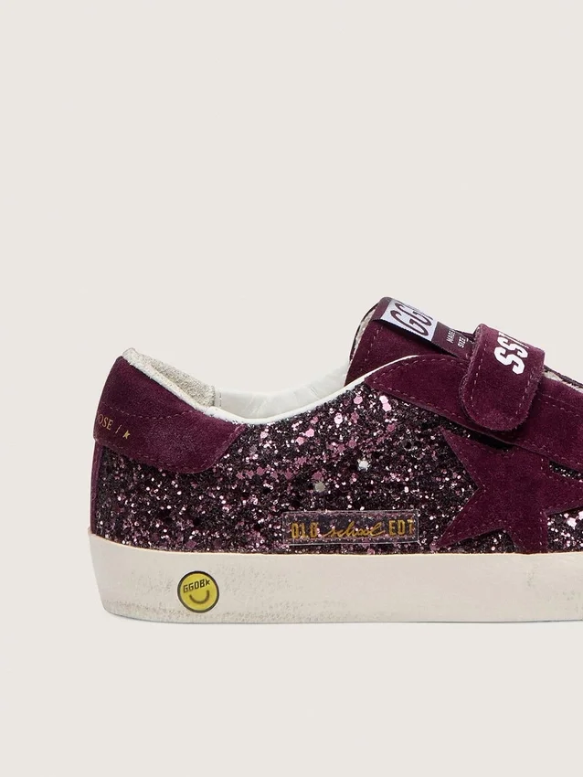 Zapatillas Young Old School en color burdeos con purpurina, con estrella de gamuza burdeos y lengüeta en el talón