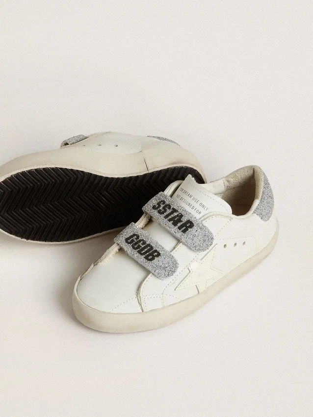 Zapatillas Young Old School en cuero blanco con lengüeta en el talón y tiras con cristales Swarovski plateados