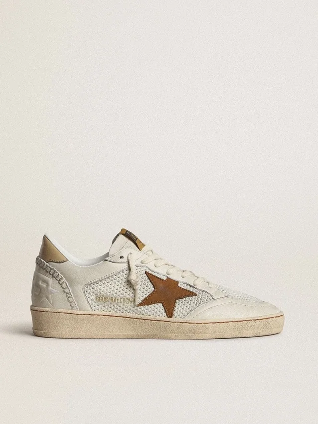 Zapatos Ball Star para mujer en napa blanca y malla con estrella de nubuck color tabaco y lengüeta del tacón en color beige
