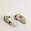 Zapatos Ball Star para mujer en napa blanca y malla con estrella de nubuck color tabaco y lengüeta del tacón en color beige