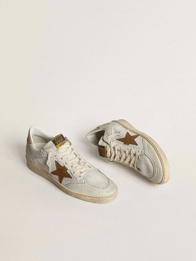 Zapatos Ball Star para mujer en napa blanca y malla con estrella de nubuck color tabaco y lengüeta del tacón en color beige