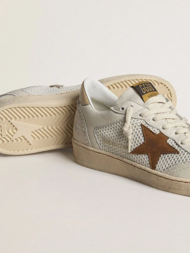 Zapatos Ball Star para mujer en napa blanca y malla con estrella de nubuck color tabaco y lengüeta del tacón en color beige