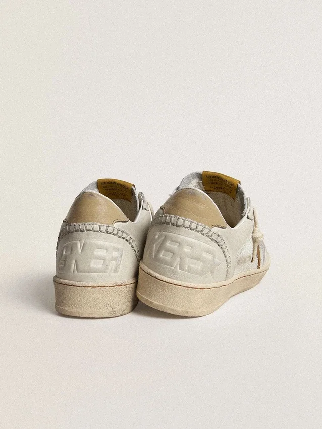 Zapatos Ball Star para mujer en napa blanca y malla con estrella de nubuck color tabaco y lengüeta del tacón en color beige