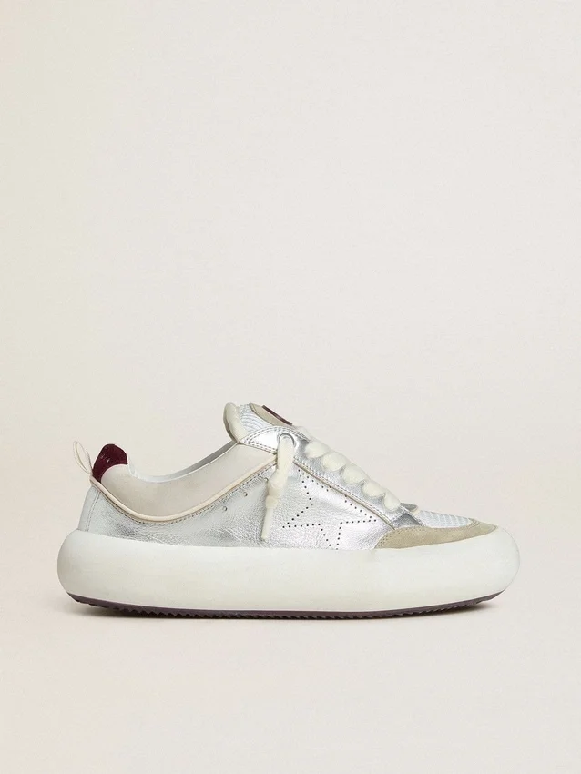 Zapatos Space-Star Cube para mujer en cuero gris hielo y plateado con lengüeta del talón en color burdeos
