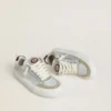 Zapatos Space-Star Cube para mujer en cuero gris hielo y plateado con lengüeta del talón en color burdeos