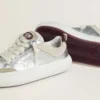 Zapatos Space-Star Cube para mujer en cuero gris hielo y plateado con lengüeta del talón en color burdeos