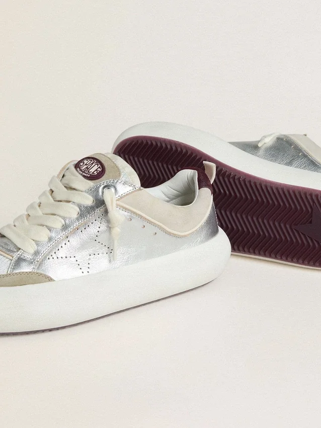 Zapatos Space-Star Cube para mujer en cuero gris hielo y plateado con lengüeta del talón en color burdeos