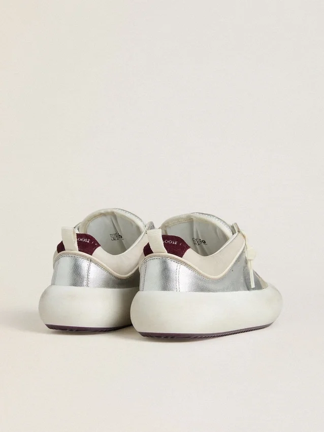 Zapatos Space-Star Cube para mujer en cuero gris hielo y plateado con lengüeta del talón en color burdeos