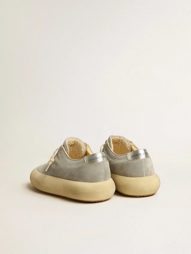 Zapatos Space-Star para hombre en gamuza gris hielo con estrella perforada