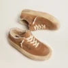 Zapatos Space-Star para mujer en gamuza color tabaco con forro de piel de oveja