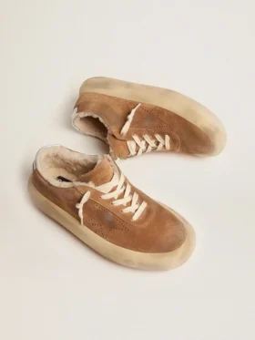Zapatos Space-Star para mujer en gamuza color tabaco con forro de piel de oveja