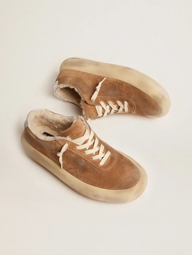 Zapatos Space-Star para mujer en gamuza color tabaco con forro de piel de oveja