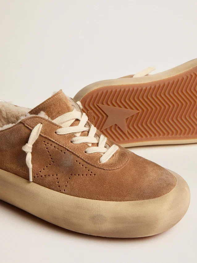 Zapatos Space-Star para mujer en gamuza color tabaco con forro de piel de oveja