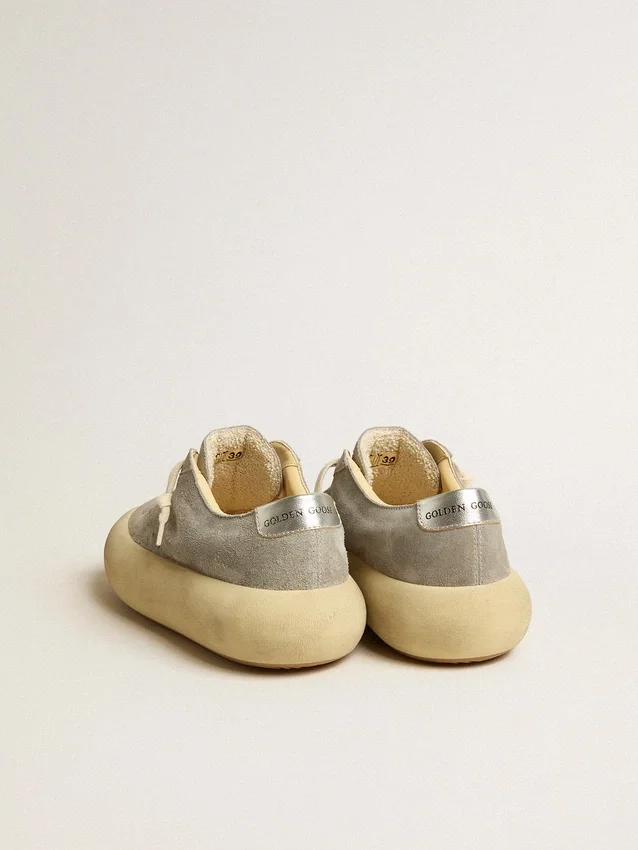 Zapatos Space-Star para mujer en gamuza gris hielo con estrella perforada