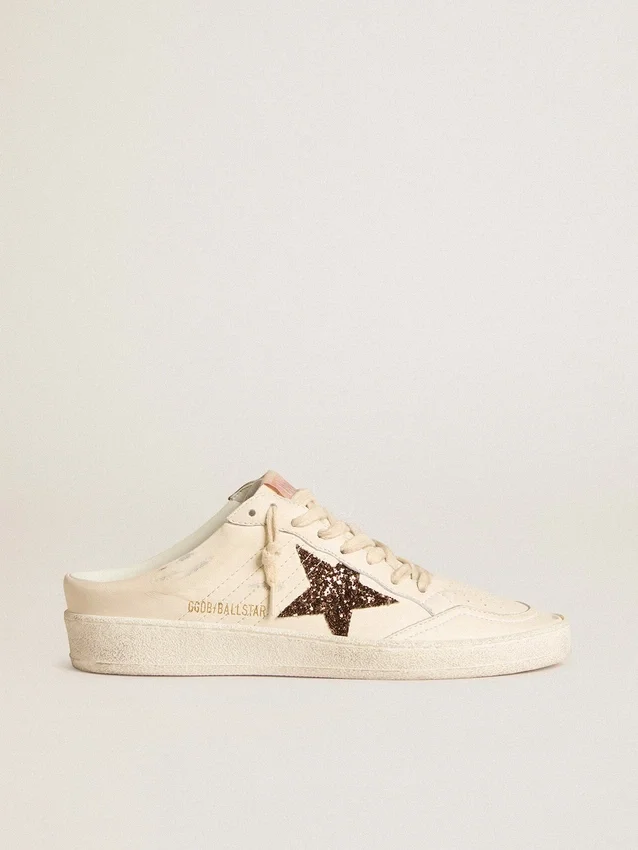 Zapatos tipo sabot Ball Star en napa color marfil con estrella de purpurina color bronce