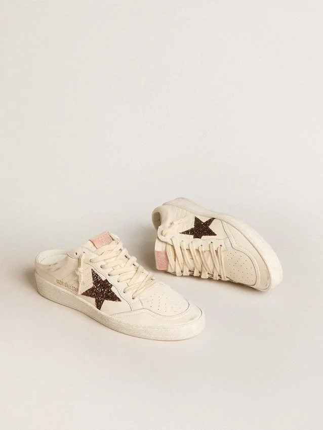 Zapatos tipo sabot Ball Star en napa color marfil con estrella de purpurina color bronce