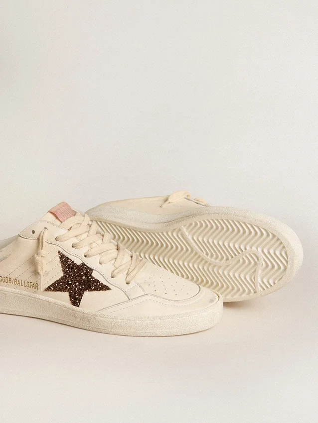 Zapatos tipo sabot Ball Star en napa color marfil con estrella de purpurina color bronce