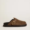 Zapatos tipo sabot Lucy para mujer en gamuza gris paloma con hebilla metálica dorada