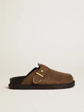 Zapatos tipo sabot Lucy para mujer en gamuza gris paloma con hebilla metálica dorada