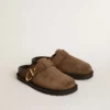 Zapatos tipo sabot Lucy para mujer en gamuza gris paloma con hebilla metálica dorada