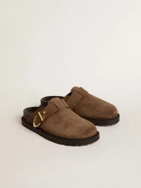 Zapatos tipo sabot Lucy para mujer en gamuza gris paloma con hebilla metálica dorada