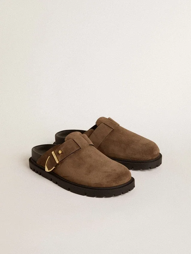 Zapatos tipo sabot Lucy para mujer en gamuza gris paloma con hebilla metálica dorada