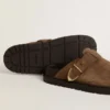 Zapatos tipo sabot Lucy para mujer en gamuza gris paloma con hebilla metálica dorada