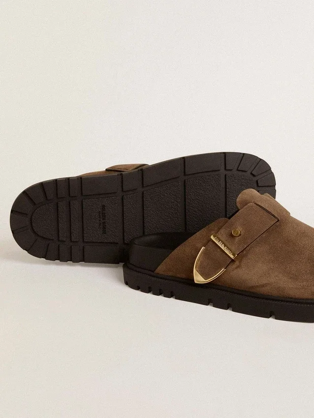 Zapatos tipo sabot Lucy para mujer en gamuza gris paloma con hebilla metálica dorada