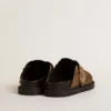 Zapatos tipo sabot Lucy para mujer en gamuza gris paloma con hebilla metálica dorada