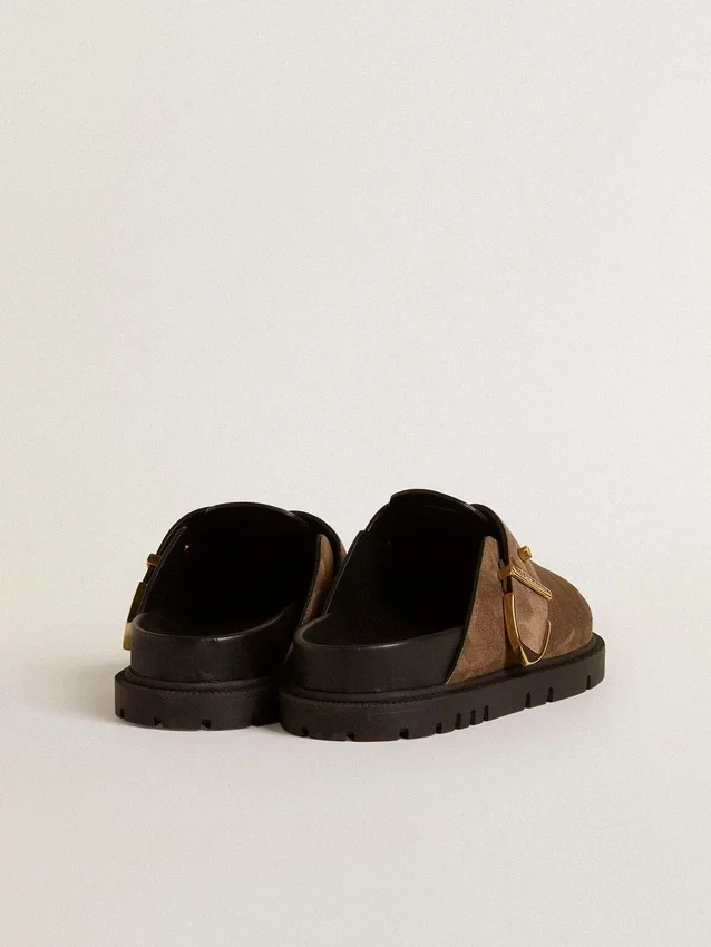 Zapatos tipo sabot Lucy para mujer en gamuza gris paloma con hebilla metálica dorada