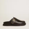 Zapatos tipo sabot Lucy para mujer en piel negra brillante con hebilla metálica dorada