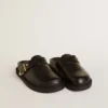 Zapatos tipo sabot Lucy para mujer en piel negra brillante con hebilla metálica dorada