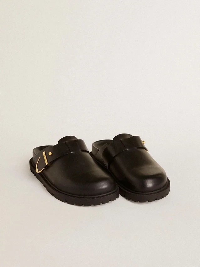 Zapatos tipo sabot Lucy para mujer en piel negra brillante con hebilla metálica dorada