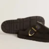 Zapatos tipo sabot Lucy para mujer en piel negra brillante con hebilla metálica dorada