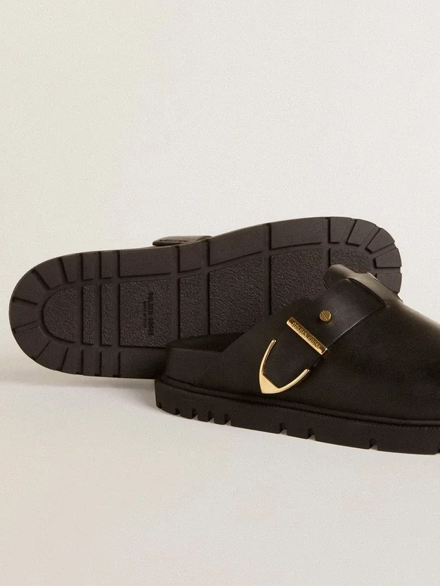 Zapatos tipo sabot Lucy para mujer en piel negra brillante con hebilla metálica dorada