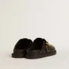 Zapatos tipo sabot Lucy para mujer en piel negra brillante con hebilla metálica dorada