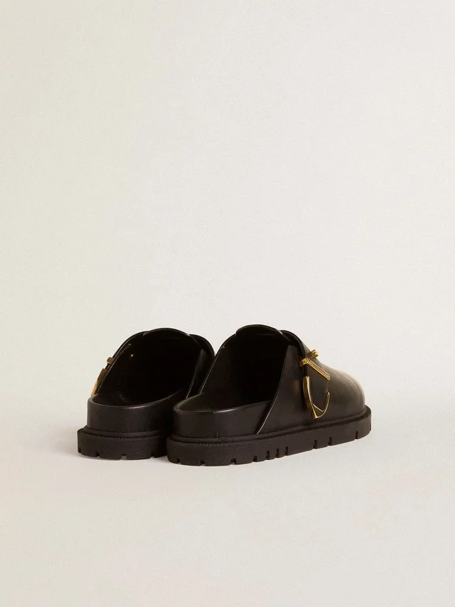 Zapatos tipo sabot Lucy para mujer en piel negra brillante con hebilla metálica dorada