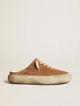 Zapatos tipo sabot Space-Star para hombre en gamuza color tabaco con estrella perforada