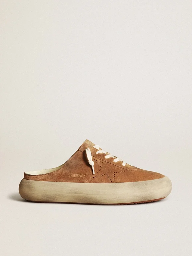 Zapatos tipo sabot Space-Star para hombre en gamuza color tabaco con estrella perforada