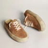Zapatos tipo sabot Space-Star para hombre en gamuza color tabaco con estrella perforada