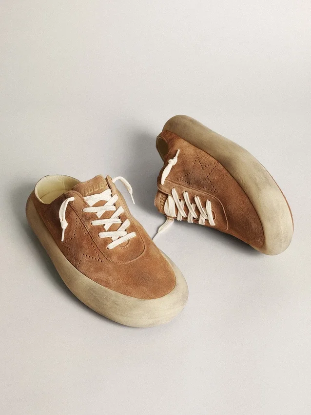Zapatos tipo sabot Space-Star para hombre en gamuza color tabaco con estrella perforada