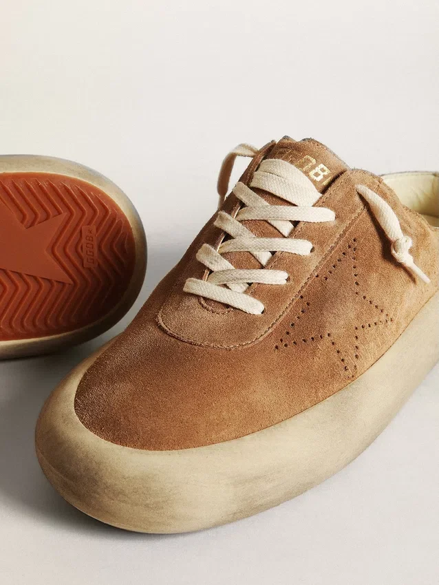 Zapatos tipo sabot Space-Star para hombre en gamuza color tabaco con estrella perforada