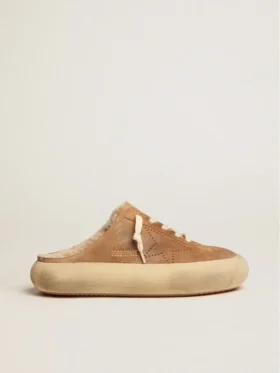 Zapatos tipo sabot Space-Star para mujer en gamuza color tabaco con forro de piel de oveja