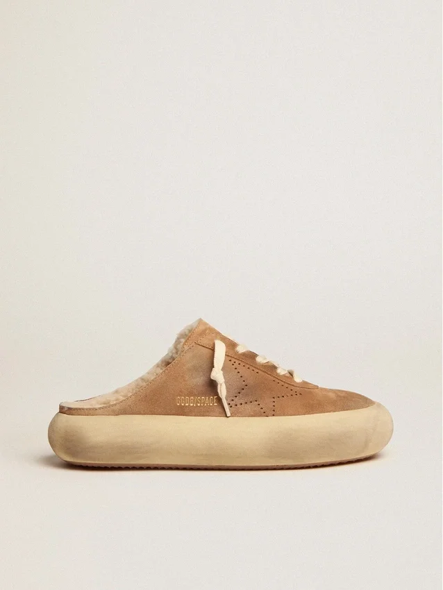 Zapatos tipo sabot Space-Star para mujer en gamuza color tabaco con forro de piel de oveja