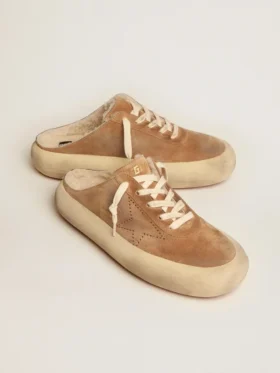 Zapatos tipo sabot Space-Star para mujer en gamuza color tabaco con forro de piel de oveja