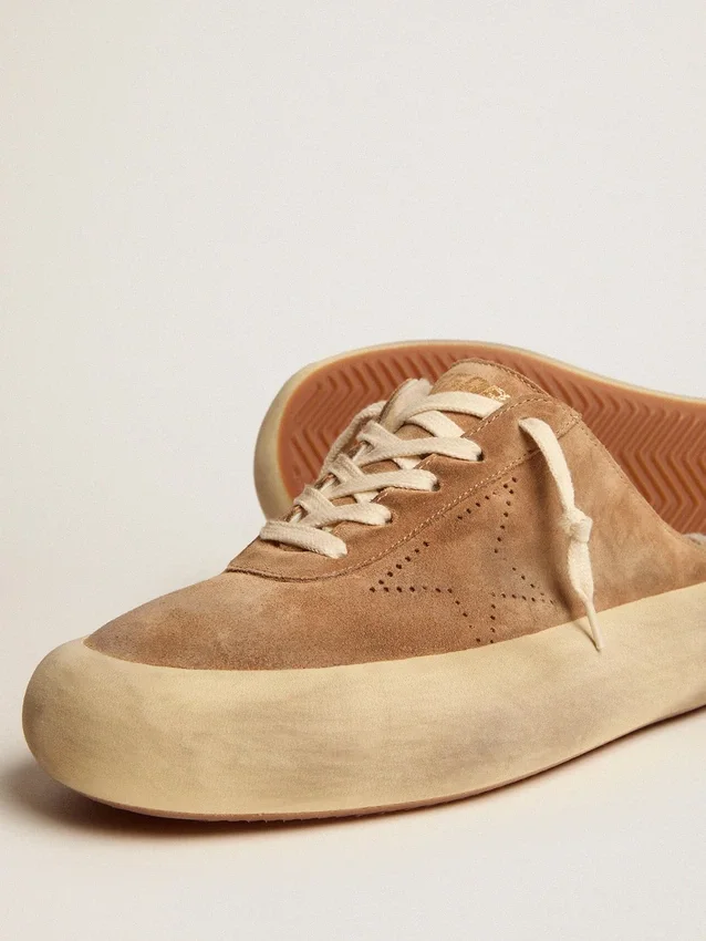 Zapatos tipo sabot Space-Star para mujer en gamuza color tabaco con forro de piel de oveja