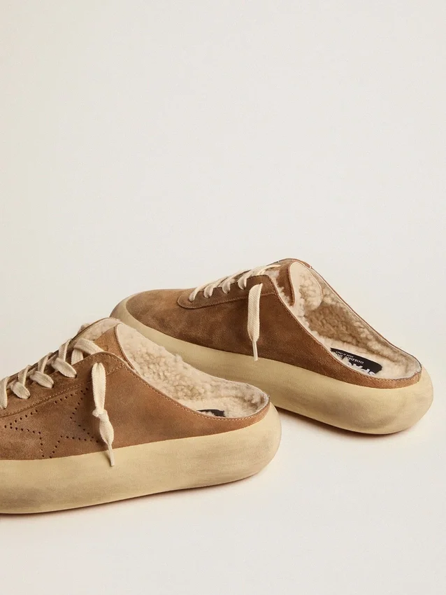 Zapatos tipo sabot Space-Star para mujer en gamuza color tabaco con forro de piel de oveja