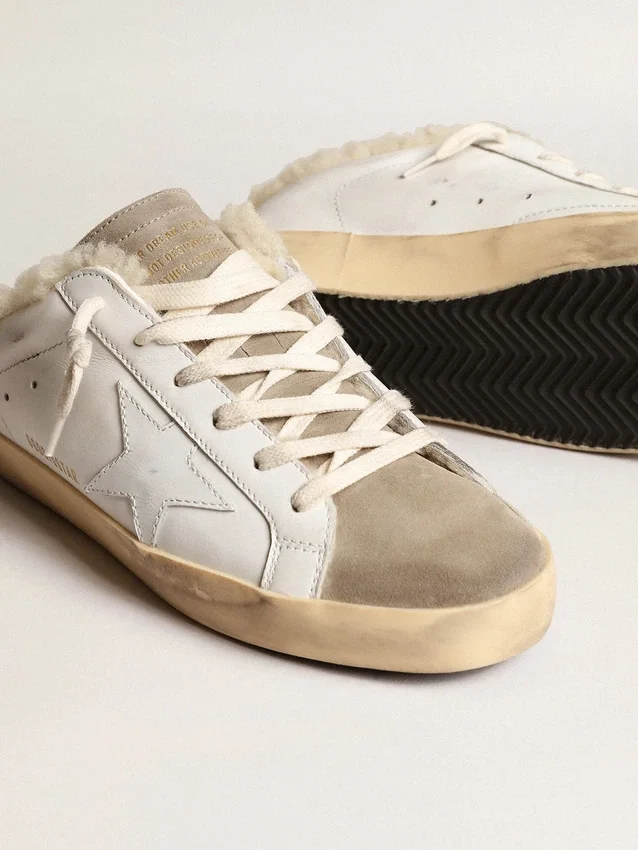 Zapatos tipo Super-Star Sabot con estrella de cuero blanco y forro de piel de oveja