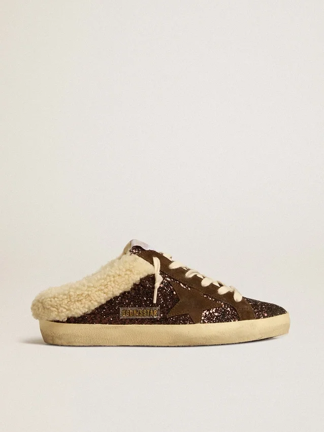 Zapatos tipo Super-Star Sabot con purpurina, estrella marrón y forro de piel de oveja