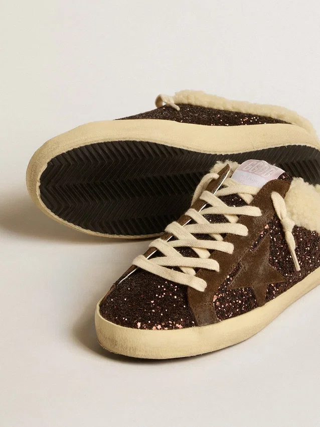Zapatos tipo Super-Star Sabot con purpurina, estrella marrón y forro de piel de oveja